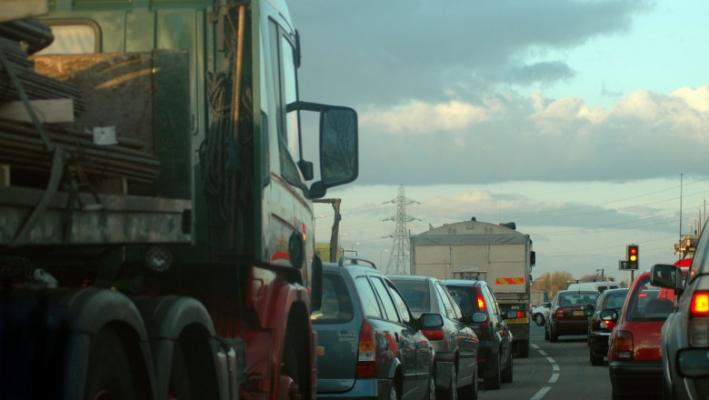 Noi taxe pentru șoferi. Rovinietele vor fi mai scumpe, în funcție de noxele emanate de mașini