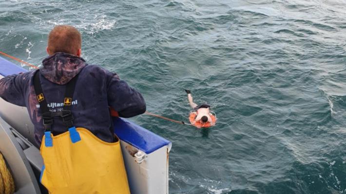 Un bărbat a fost salvat din Canalul Mânecii după ce a petrecut câteva zile atârnat de o geamandură