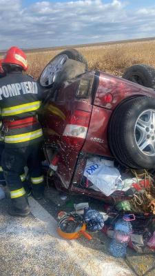 Mașină răsturnată, la ieșire din Topolog: Șoferița a murit 