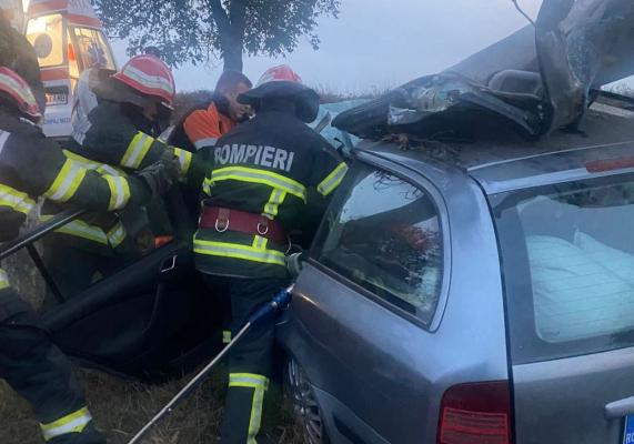 Un bărbat a murit, după ce mașina în care se afla a intrat în copac, la Mihail Kogălniceanu