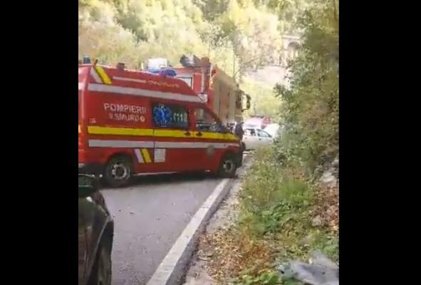 Accident grav: Șofer ucis de o stâncă desprinsă de pe un versant. Video