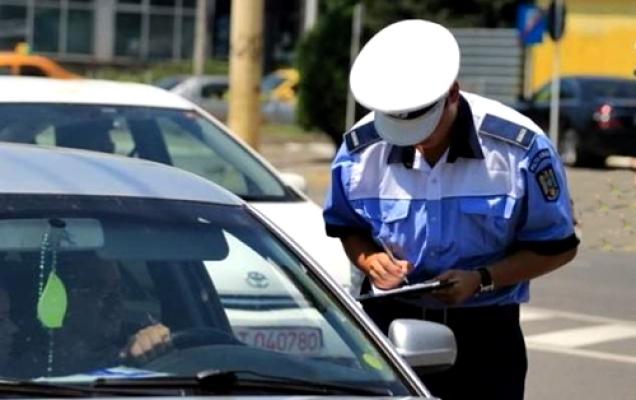 Un polițist  a dat mai multe amenzi șoferilor