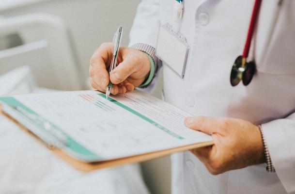 O șefă din spital și-a cazat părinții în unitatea medicală timp de trei ani