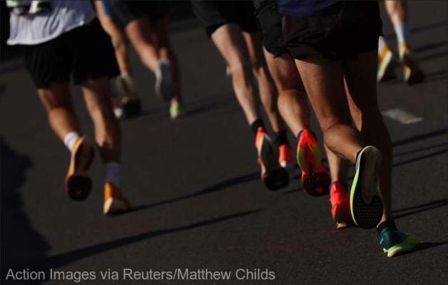 Un alergător care a participat la Maratonul de la Londra a murit după ce s-a prăbuşit în timpul cursei