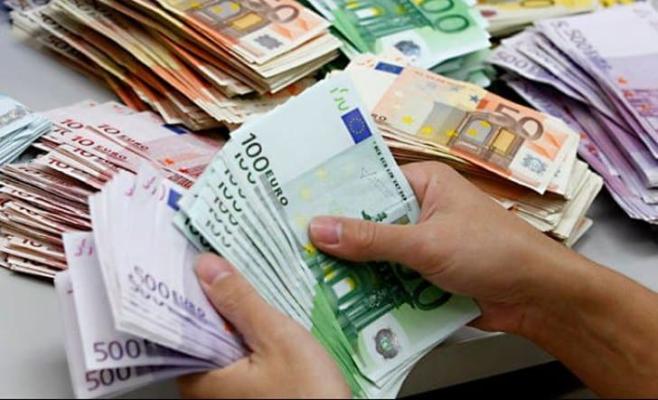 Noi vești proaste pentru românii cu rate și chirii: Economiștii au anunțat când crește iar euro