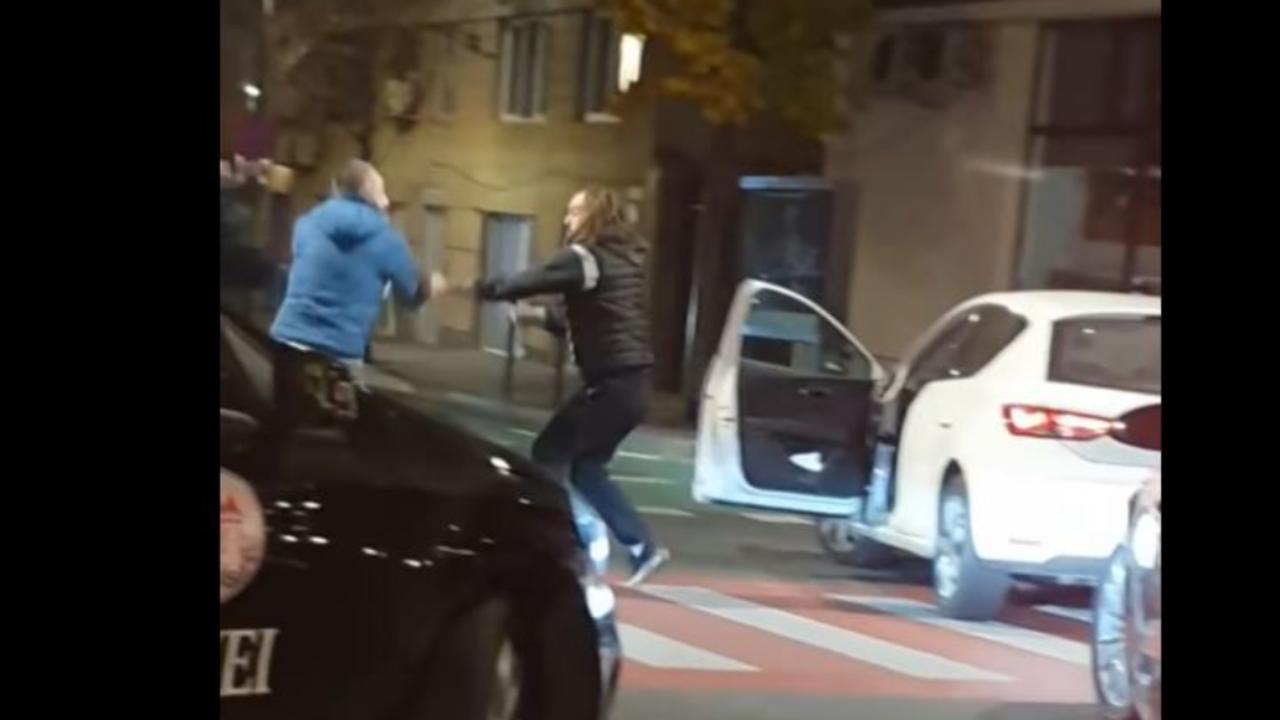 Btaie ntre un ofer iritat i un pieton care traversa neregulamentar Bătaie între un șofer iritat și un pieton care traversa neregulamentar! Video