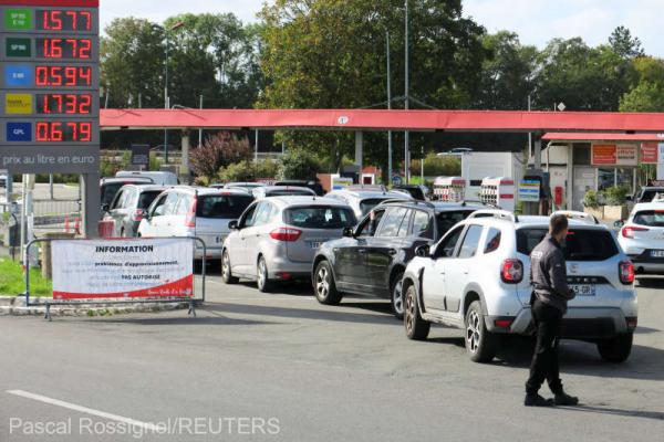 Cozi lungi la benzinăriile din Franţa din cauza lipsei carburanţilor