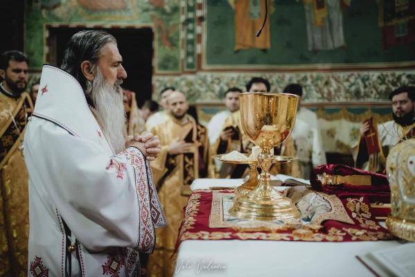 ÎPS Teodosie s-a rugat în Catedrala Arhiepiscopiei pentru stingerea incendiului! Video