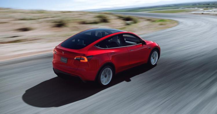 Compania Tesla, dată în judecată după ce un copil de 2 ani a dat cu mașina peste mama sa