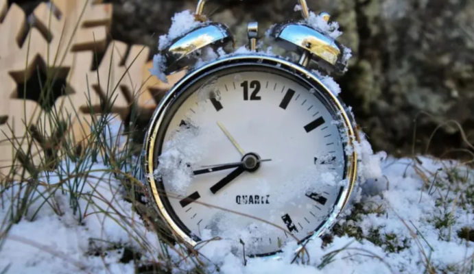 În această noapte trecem la ora de iarnă