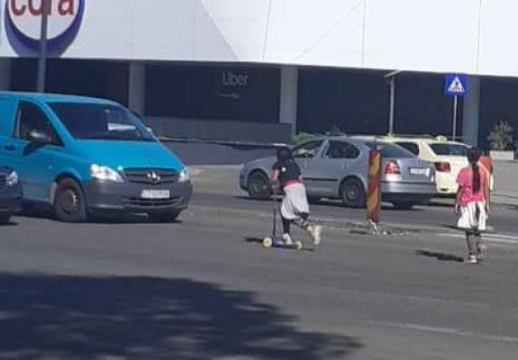 Joc periculos! Copiii fac slalom printre mașini, în față la City Park Mall