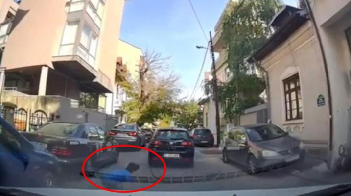 Copiii au început să se arunce în fața mașinilor pentru a face rost de bani. Video