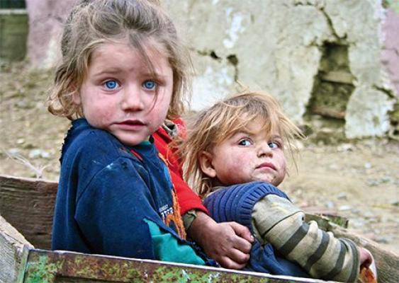  Eurostat: Copiii din România, cei mai expuşi riscului de sărăcie şi excluziune socială din UE