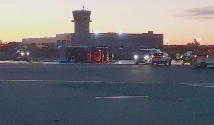 O autospecială de pompieri s-a răsturnat pe platforma Aeroportului