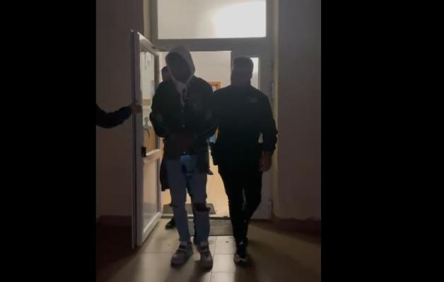 Șoferul drogat, care a lovit patru mașini pe strada Unirii, reținut! Video
