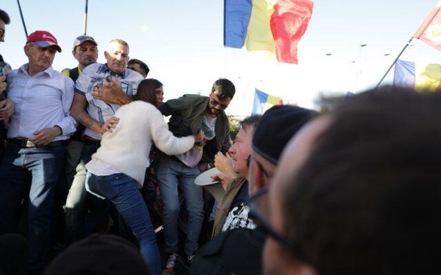 Jandarmii au săltat un protestatar din Piața Victoriei