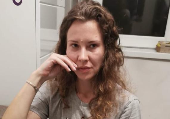Femeia care ar fi vrut să-și arunce copila în fața mașinii a fugit de acasă. Update: A fost găsită