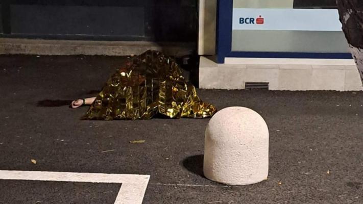 O femeie de 35 de ani a murit după ce a căzut de la etajul 10 al apartamentului unde locuia