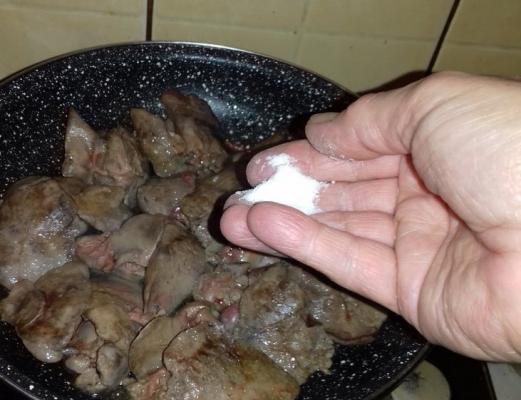 Cât de sănătos este ficatul de pui: Sursă de fier sau de toxine? 