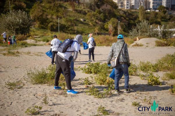 Acțiune de ecologizare cu 300 de voluntari, pe plajele Modern și Reyna