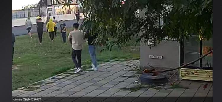 O gașcă de puști a dat spargere la o vitrină frigorifică, la Tuzla! Video