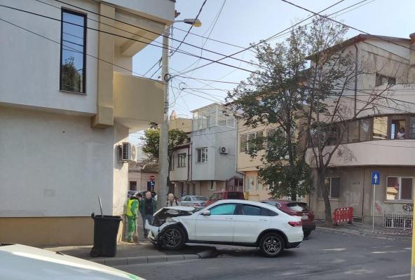 Accident rutier la intersecția străzilor Decebal cu Mihai Viteazu; o mașină a fost ”șifonată” grav