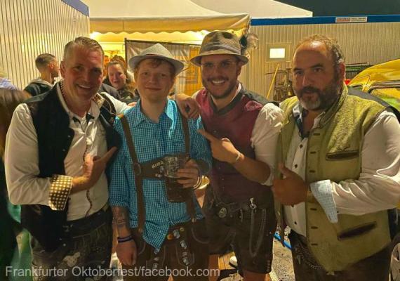 Halba de bere din care Ed Sheeran a băut la Oktoberfest, vândută pentru aproape 2.000 de euro