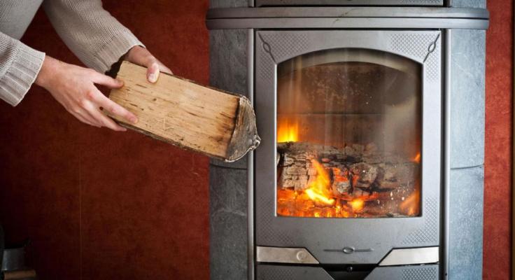  Europenii disperaţi se îndreaptă spre lemnul de foc pentru a se încălzi