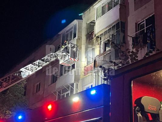 Un bătrân cu probleme psihice din Năvodari și-a incendiat propriul apartament. Video