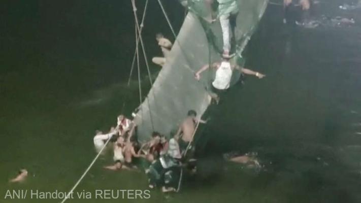  India: Cel puţin 132 de morţi după prăbuşirea unui pod 