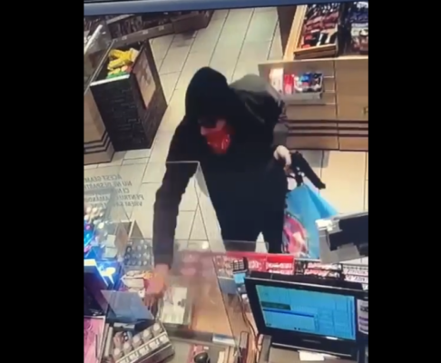 Alertă! Jaf armat cu cagula pe față la o benzinărie. Video