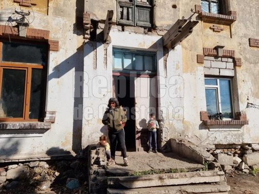 Pe strada Justiției din Constanța, două familii trăiesc ca-n Evul Mediu! Video