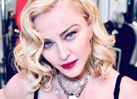 Madonna, cu mâinile în cap și sânii la vedere. Vedeta apare goală într-o nouă imagine scandaloasă