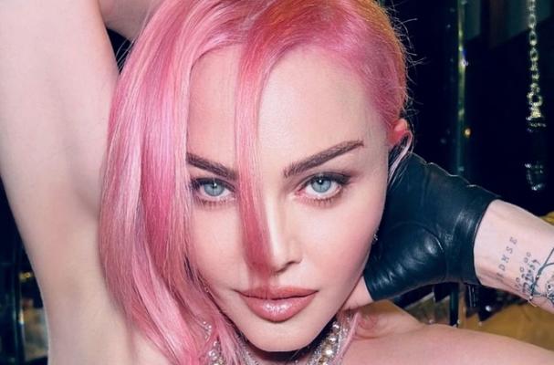 Madonna, sărutări pasionale și ipostaze erotice cu o femeie, lângă un altar catolic! Clip scandalos
