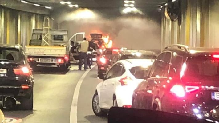 Alertă în capitală! O mașină arde în Pasajul Unirii; traficul în zonă este complet blocat. Video