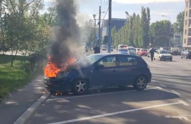 Un autoturism s-a făcut scrum în Mamaia! Video