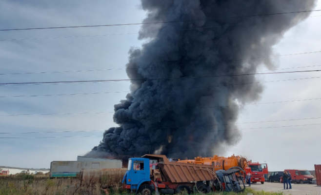 Incendiu foarte puternic lângă București, în Voluntari: din interior se aud explozii 