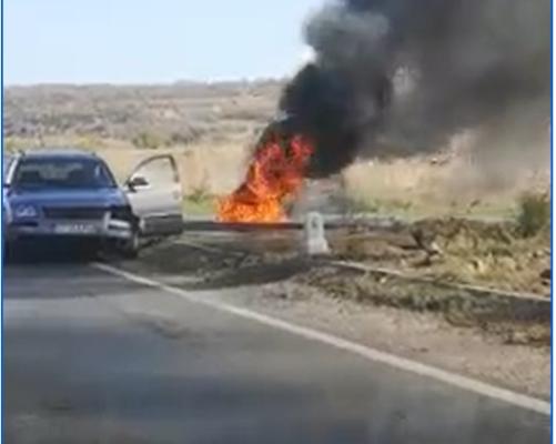 Motocicletă în flăcări după ce a fost izbită de un autoturism! Video