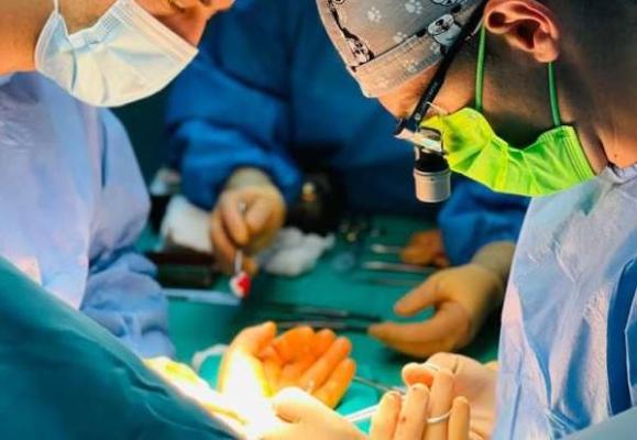 O tânără cu o tumoră gigant la un picior, salvată de la amputare