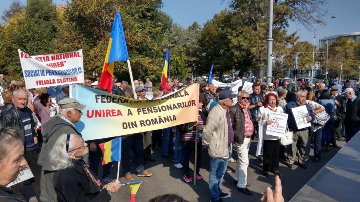 Pensionarii sunt disperați și cer mărirea pensiilor în contextul exploziei prețurilor pentru alimente și energie