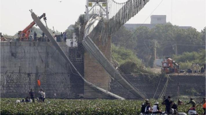 Nouă arestări după moartea a 137 de oameni la prăbuşirea unui pod din India