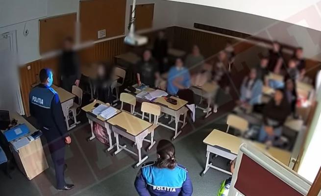 Polițiștii care au percheziționat elevii în clasă vor fi cercetați