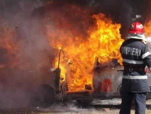 O mașină a luat foc, în zona Podului IPMC