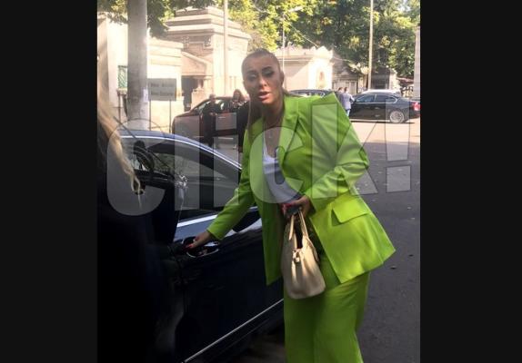 Costumul verde neon al Prodancei, mare fiță în SUA. Cât costă și ce vedete au mai purtat ținuta impresarei