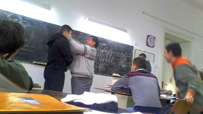 Profesor, reținut după ce a bătut mai mulți elevi