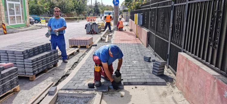 Trotuarele din mai multe cartiere din Constanța, în plin proces de modernizare  
