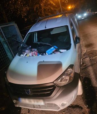 O mașină a fost transformată în tomberon, pentru că a blocat accesul în zona platformelor de colectare