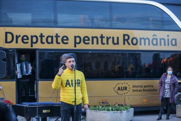 Ce au descoperit polițiștii la autocarul folosit de George Simion