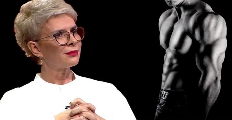 Teo, cucerită de un musculos feroce. Uite cum îl soarbe din priviri!