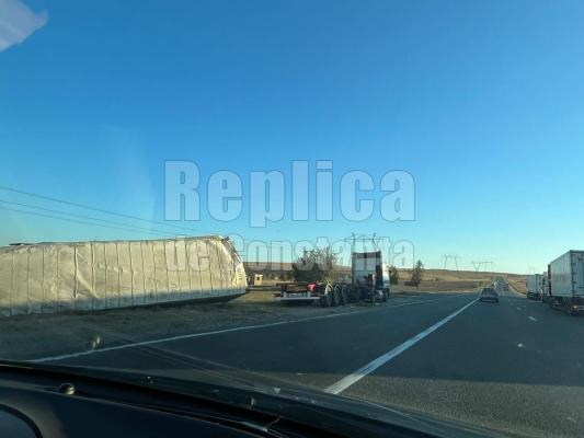 Remorca unui TIR, răsturnată pe DN22, spre Tulcea